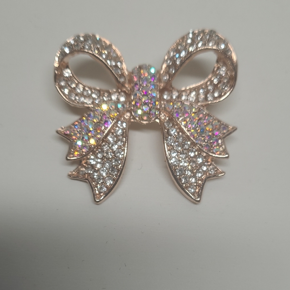 Elegant Bow Brooch with Sparkling Crystals